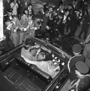 Verloving Prinses Beatrix , het verloofde paar tijdens rijtoer, Bestanddeelnr 917-9117