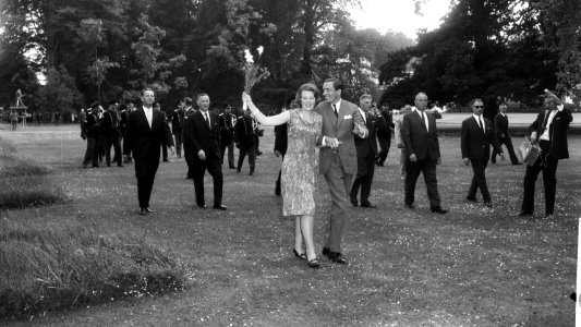 Verloving Prinses Beatrix , het verloofde paar in de tui Prinses Beatrix zwaaien, Bestanddeelnr 917-9138