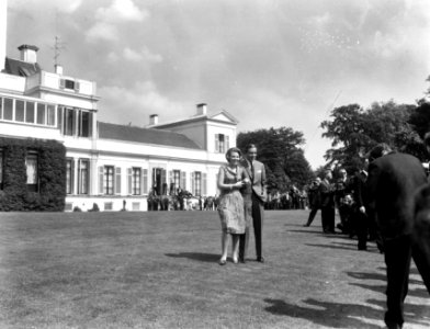 Verloving Prinses Beatrix , het verloofde paar in de tui, Bestanddeelnr 917-9136