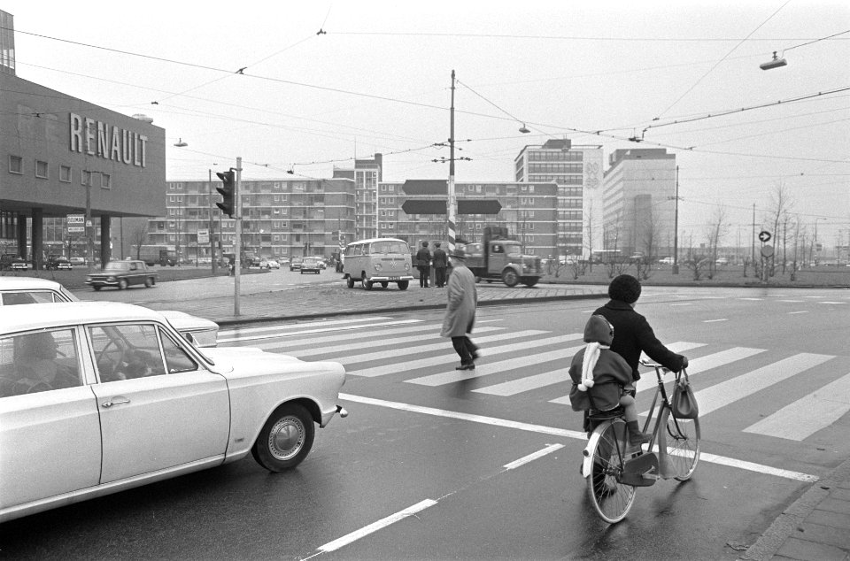 Verkeer op circuit Prins Bernhardplein wordt door 2 verkeersagenten met verkeers, Bestanddeelnr 921-8888