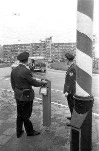 Verkeer op circuit Prins Bernhardplein wordt door 2 verkeersagenten met verkeers, Bestanddeelnr 921-8887