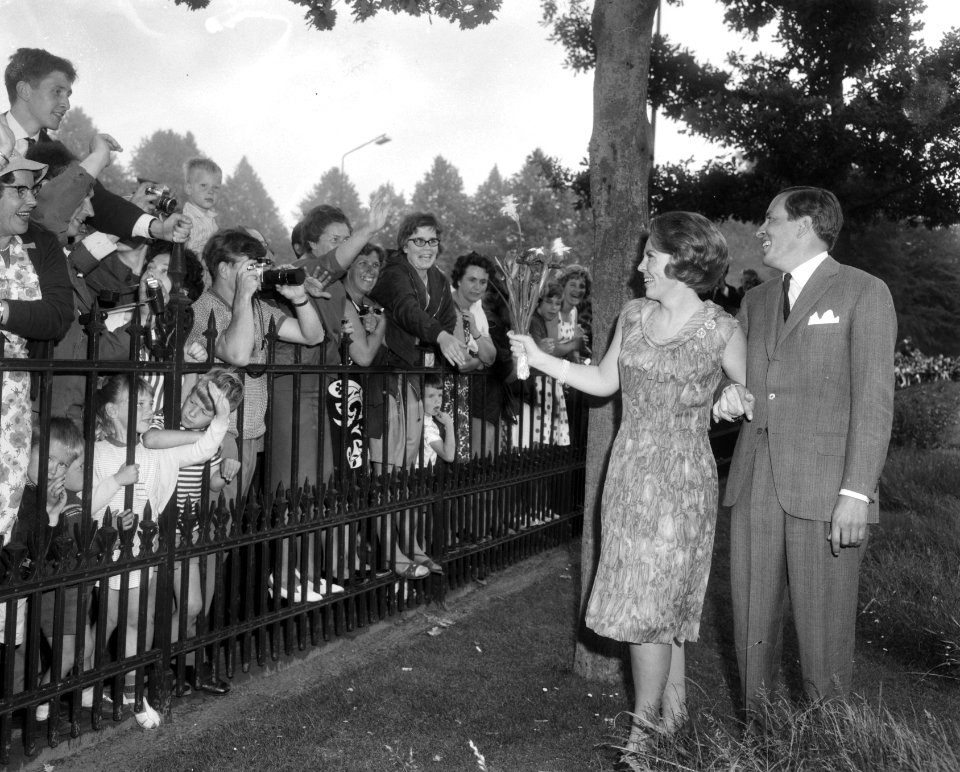 Verloving Prinses Beatrix , het verloofde paar in de tui Prinses Beatrix en Clau, Bestanddeelnr 917-9139