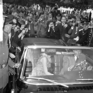 Verloving Prinses Beatrix , het verloofde paar tijdens rijtoer, Bestanddeelnr 917-9118
