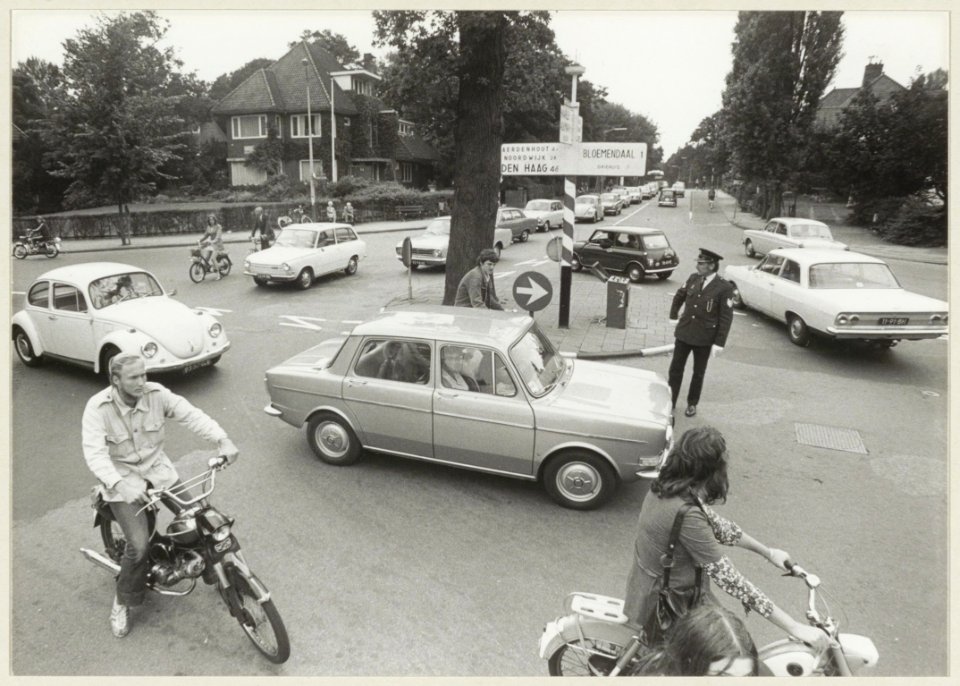 Verkeer wordt geregeld op de kruising Bloemendaalseweg- Militairenweg-Julianalaan