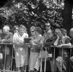 Verloving Prinses Beatrix , drukte langs de weg, Bestanddeelnr 917-9126