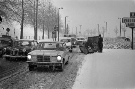 Verkeer ondervindt last van sneeuw, Bestanddeelnr 923-2582