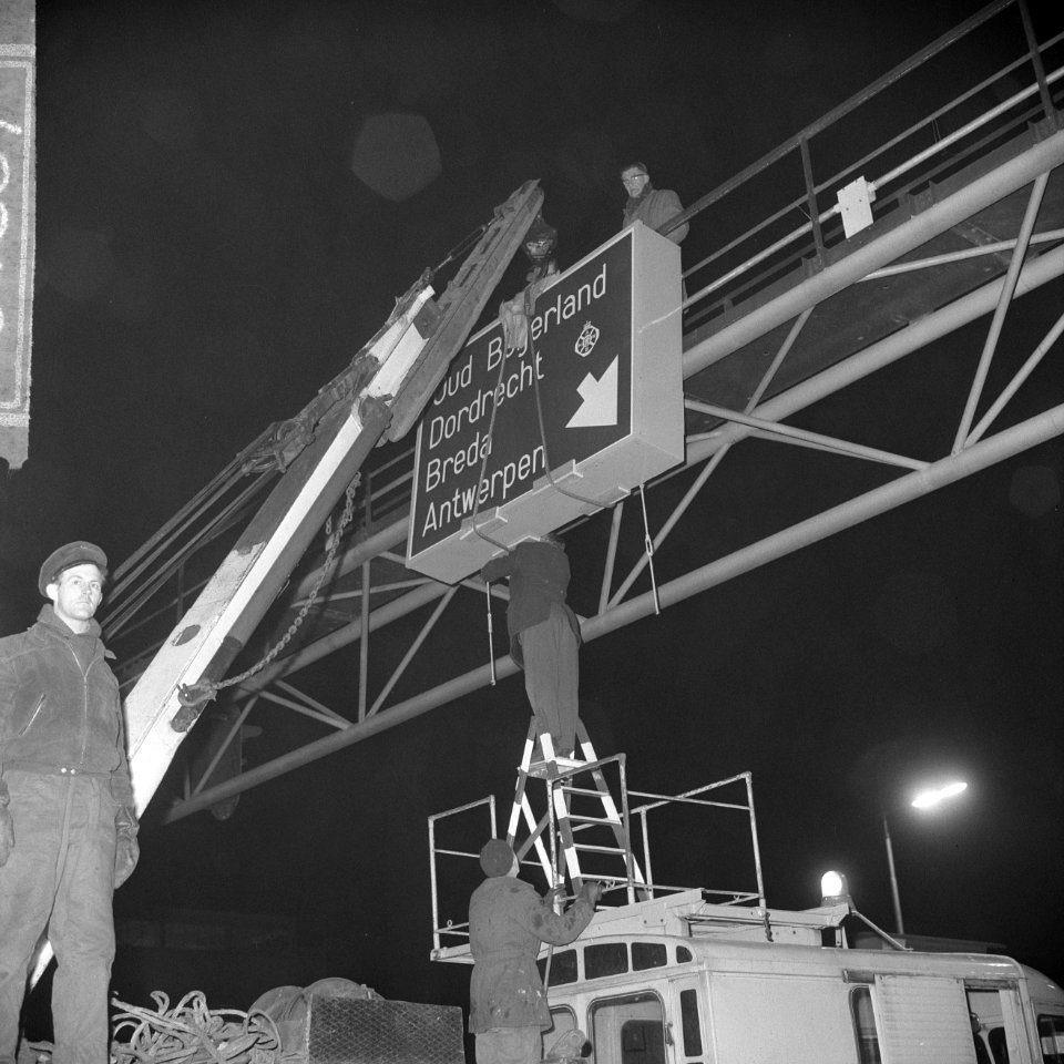 Verlichte richtingsborden bij Maastunnel bij zuidelijke uitgang, plaatsen borden, Bestanddeelnr 916-1867