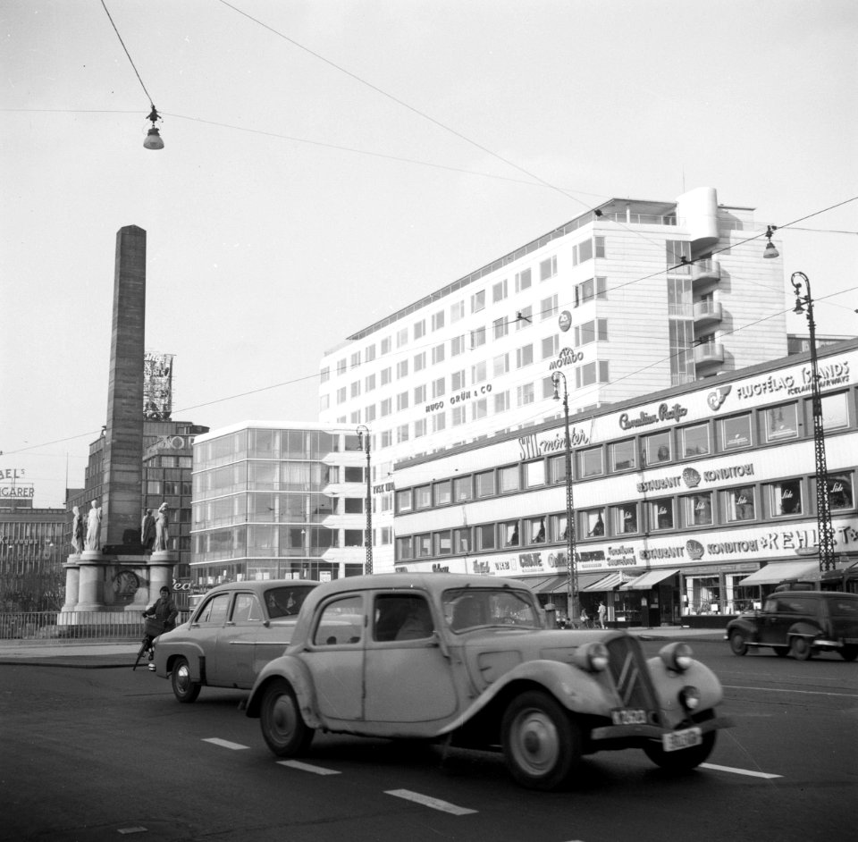 Verkeer voor de Frihedsstøtten een 20 meter hoog monument van de vrijheid uit 17, Bestanddeelnr 252-8810