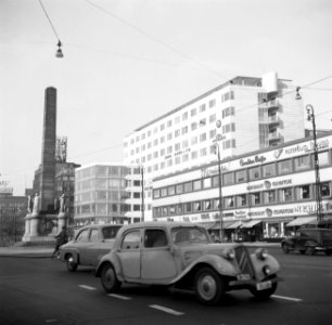 Verkeer voor de Frihedsstøtten een 20 meter hoog monument van de vrijheid uit 17, Bestanddeelnr 252-8810