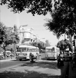 Verkeer op een drukke weg met daarbij autobussen en oldtimers, Bestanddeelnr 255-1759