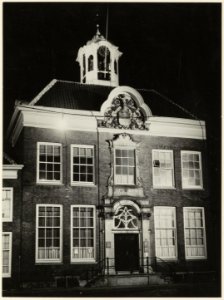Verlichte voorgevel en entree van het Hofje van Staats aan de Jansweg 39. NL-HlmNHA 54004650