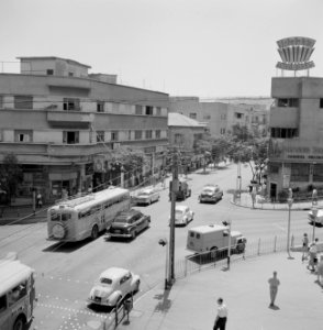 Verkeer op een drukke weg in de stad, Bestanddeelnr 255-2037