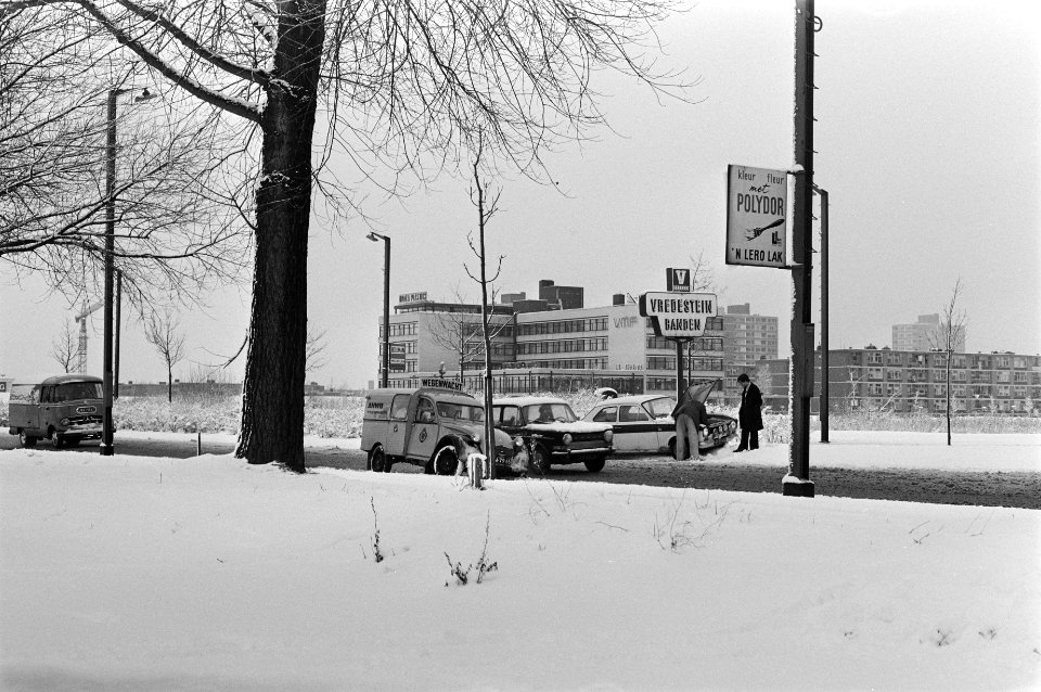 Verkeer ondervindt last van sneeuw. Auto in file op Haagsche weg, Bestanddeelnr 923-2584