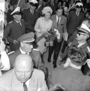 Verloofde paar, aankomst Prinses Beatrix en Claus bij Kreiskrankenhaus in Ülzen , Bestanddeelnr 917-9285