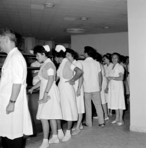 Verplegend personeel in de rij in de kantine van het Beilinson hospitaal te Peta, Bestanddeelnr 255-4915