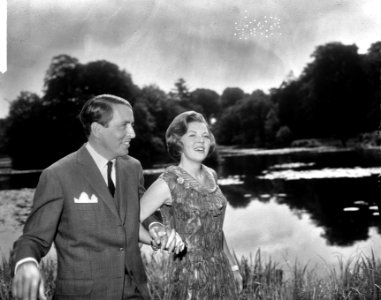 Verloving Prinses Beatrix , het verloofde paar in tuin Paleis Soestdijk, Bestanddeelnr 917-9146