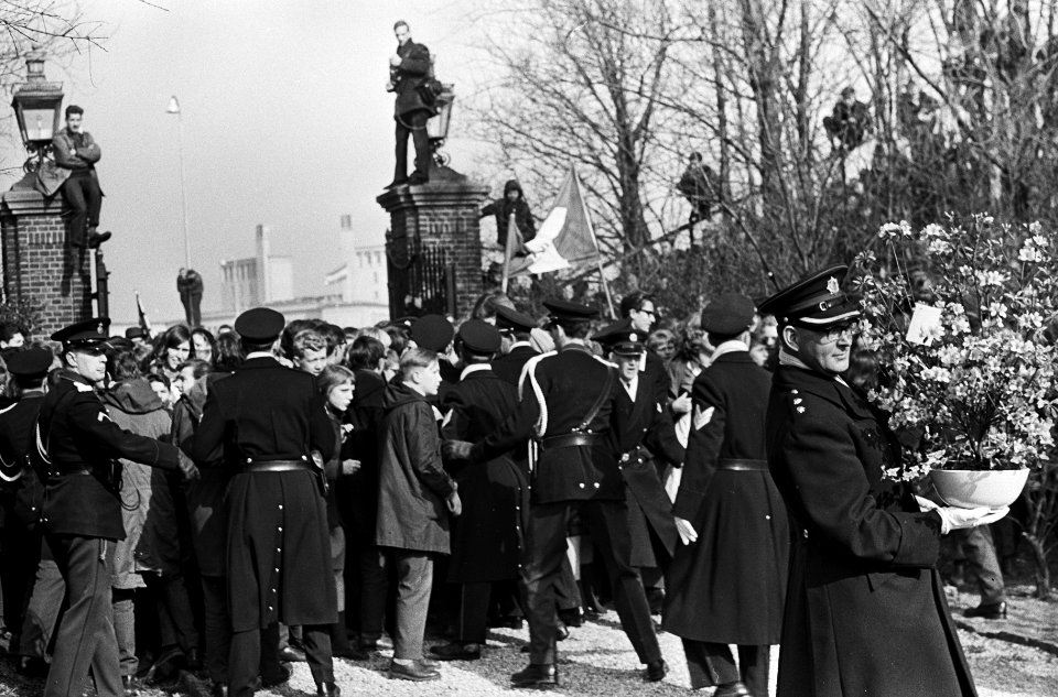 Verloofde paar in Den Haag , politie houdt scholieren tegen bij Catshuis, politi, Bestanddeelnr 917-5307