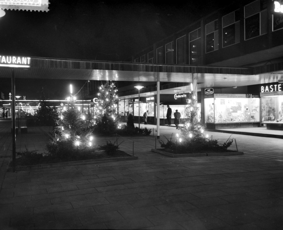 Verlichte kerstboom op de Lijnbaan te Rotterdam, Bestanddeelnr 910-8863
