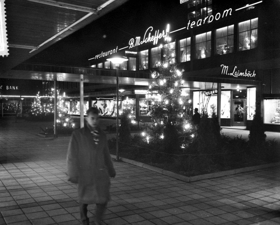 Verlichte kerstboom op de Lijnbaan te Rotterdam, Bestanddeelnr 910-8861