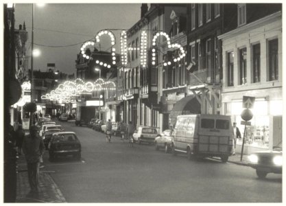 Verlichte Kruisstraat bij avond. NL-HlmNHA 54206555