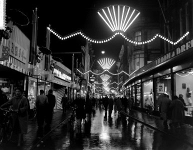 Verlichte Kalverstraat in verband met de komende feestdagen, Bestanddeelnr 911-8105