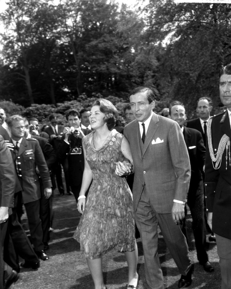 Verloving Prinses Beatrix , het verloofde paar in de tuin, Bestanddeelnr 917-9134