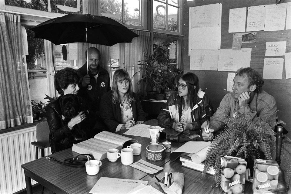 Verkrotte Maas en Waalschool in Amsterdam bezet door ouders, Bestanddeelnr 932-9933