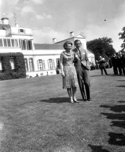 Verloving Prinses Beatrix , het verloofde paar in de tui, Bestanddeelnr 917-9130