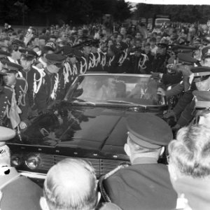 Verloving Prinses Beatrix , drukte langs de weg, Bestanddeelnr 917-9120