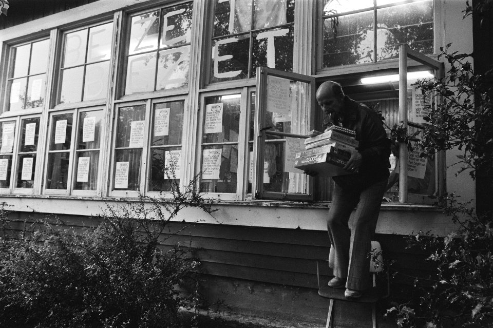 Verkrotte Maas en Waalschool in Amsterdam bezet door ouders, Bestanddeelnr 932-9934