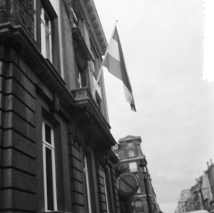 Verloving Boudewijn van Belgie, Nederlandse ambassade met vlag, Bestanddeelnr 911-6011