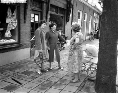 Verlammingsverschijnselen in fabriek te St Michels Gest pratende vrouwen, Bestanddeelnr 911-3426