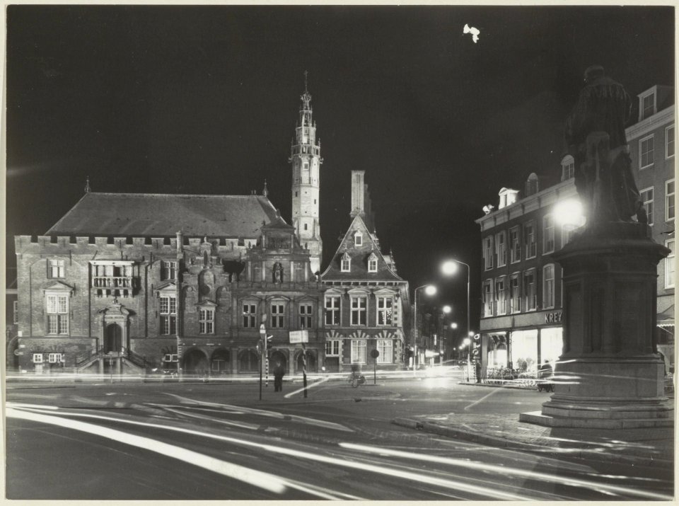 Verlichte voorgevel van het Stadhuis bij avond. NL-HlmNHA 54004390