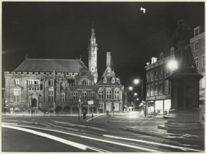 Verlichte voorgevel van het Stadhuis bij avond. NL-HlmNHA 54004390
