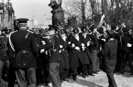Verloofde paar in Den Haag , politie houdt publiek tegen, Bestanddeelnr 917-5308