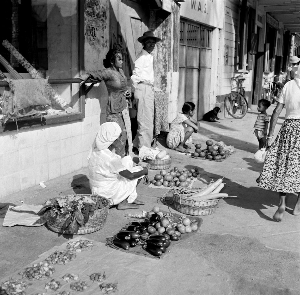 Verkopers van groenten en vruchten in de Jodenbreestraat in Paramaribo, Bestanddeelnr 252-4971