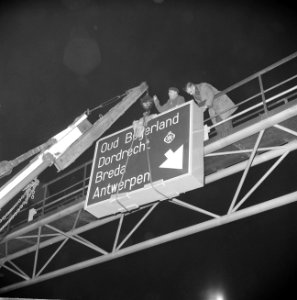 Verlichte richtingsborden bij Maastunnel bij zuidelijke uitgang, plaatsen borden, Bestanddeelnr 916-1866