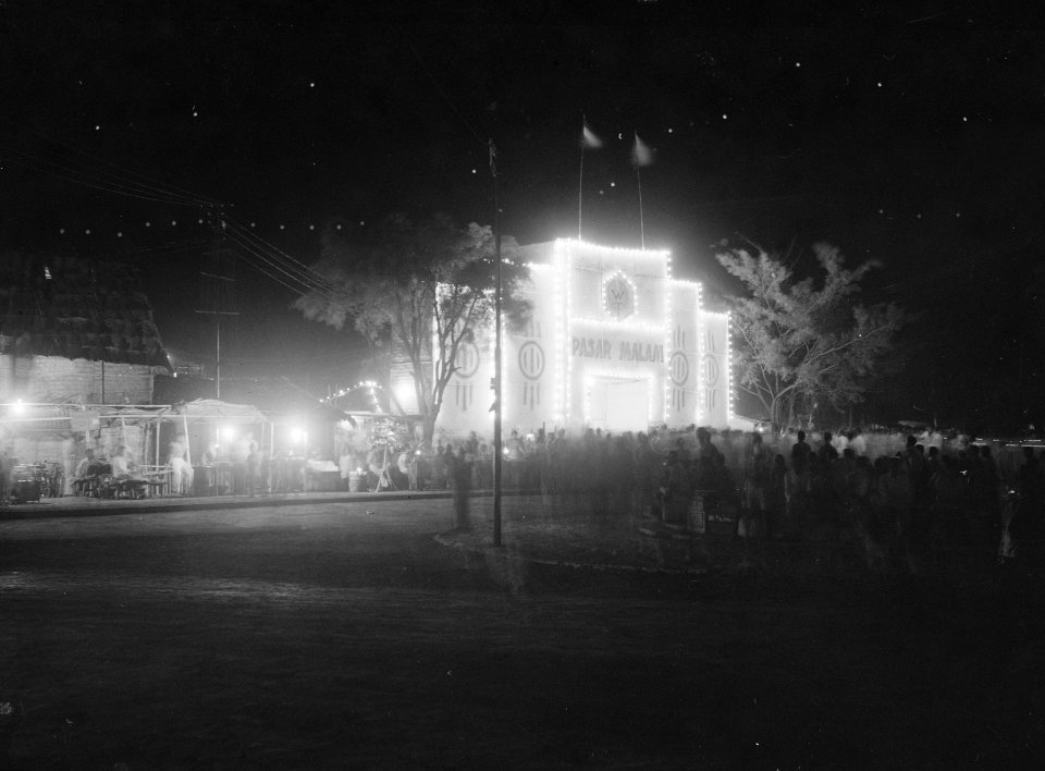 Verlichte Pasar Malam met publiek, Bestanddeelnr 13543
