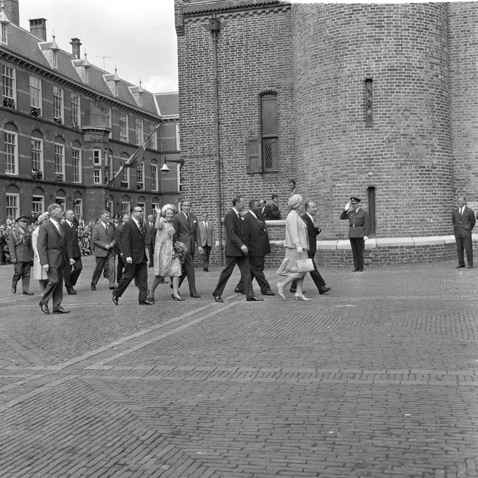 Verloving Prinses Beatrix op het Binnenhof, het gezelsc loopt van Treveszaal naa, Bestanddeelnr 917-9154