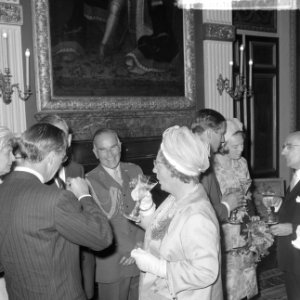 Verloving Prinses Beatrix , verloofde paar in Treveszaal, Bestanddeelnr 917-9177