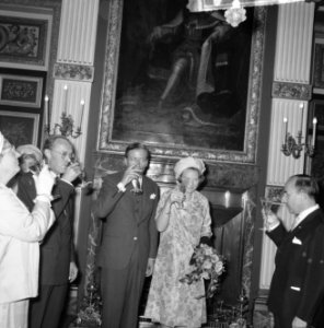 Verloving Prinses Beatrix , verloofde paar heft glas met koningin Juliana en Pri, Bestanddeelnr 917-9186