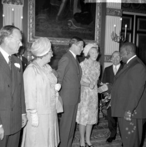Verloving Prinses Beatrix , premier Pengel feliciteert het verloofde paar, Bestanddeelnr 917-9180