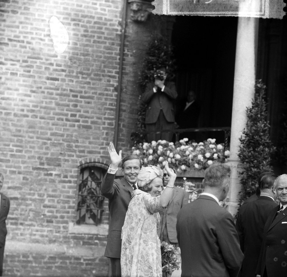 Verloving Prinses Beatrix , Prinses Beatrix en Claus o Binnenhof, Bestanddeelnr 917-9187