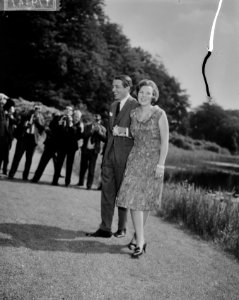 Verloving Prinses Beatrix , het verloofde paar in tuin Paleis Soestdijk, Bestanddeelnr 917-9147