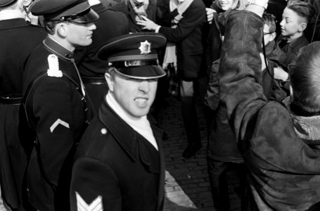Verloofde paar in Den Haag , politie houdt publiek tegen, Bestanddeelnr 917-5309