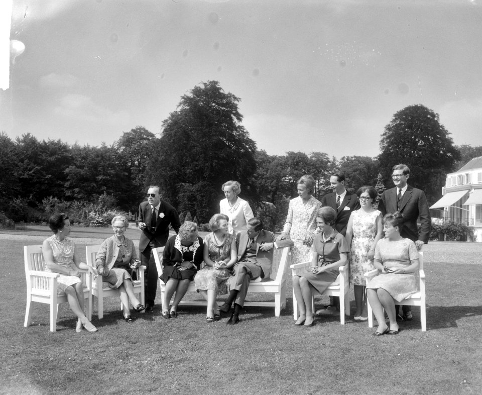 Verloving Prinses Beatrix , het verloofde paar in de tuin (groep), Bestanddeelnr 917-9145