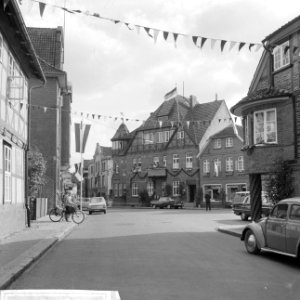 Verloofde paar niet in dorp Hitsacker, de versierde straat, Bestanddeelnr 917-9284
