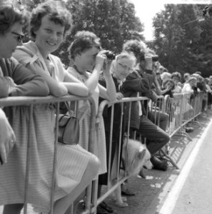 Verloving Prinses Beatrix , drukte langs de weg, Bestanddeelnr 917-9119