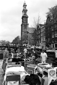 Verpleegkundigen varen met een hospitaalschip door de Amsterdamse grachten, Bestanddeelnr 932-5834