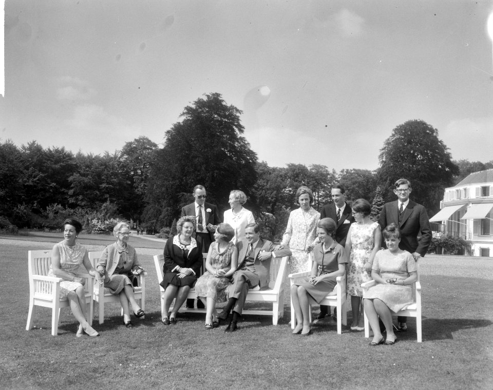 Verloving Prinses Beatrix , het verloofde paar in de tui (groep), Bestanddeelnr 917-9141